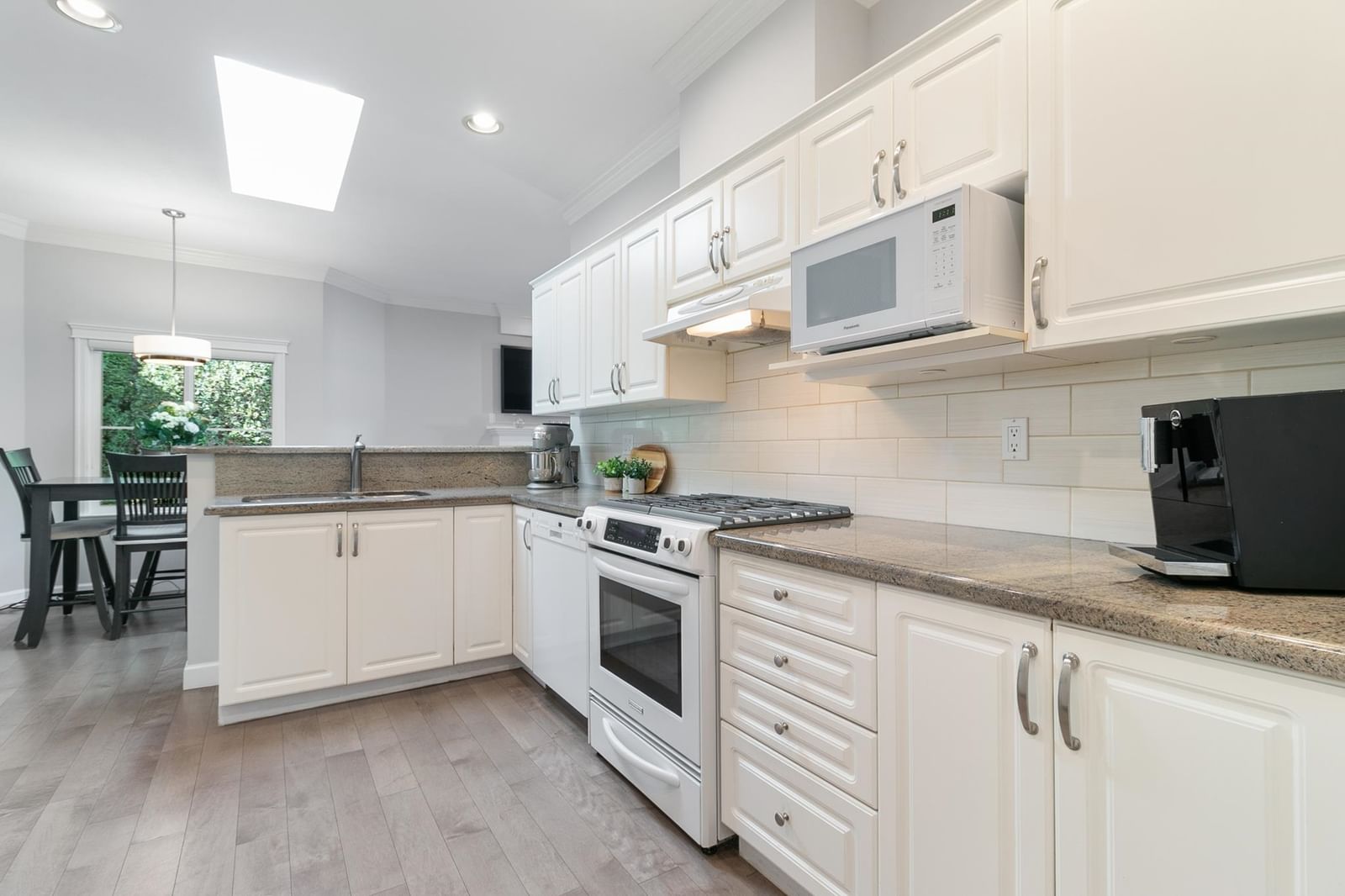 Listing Image 12
