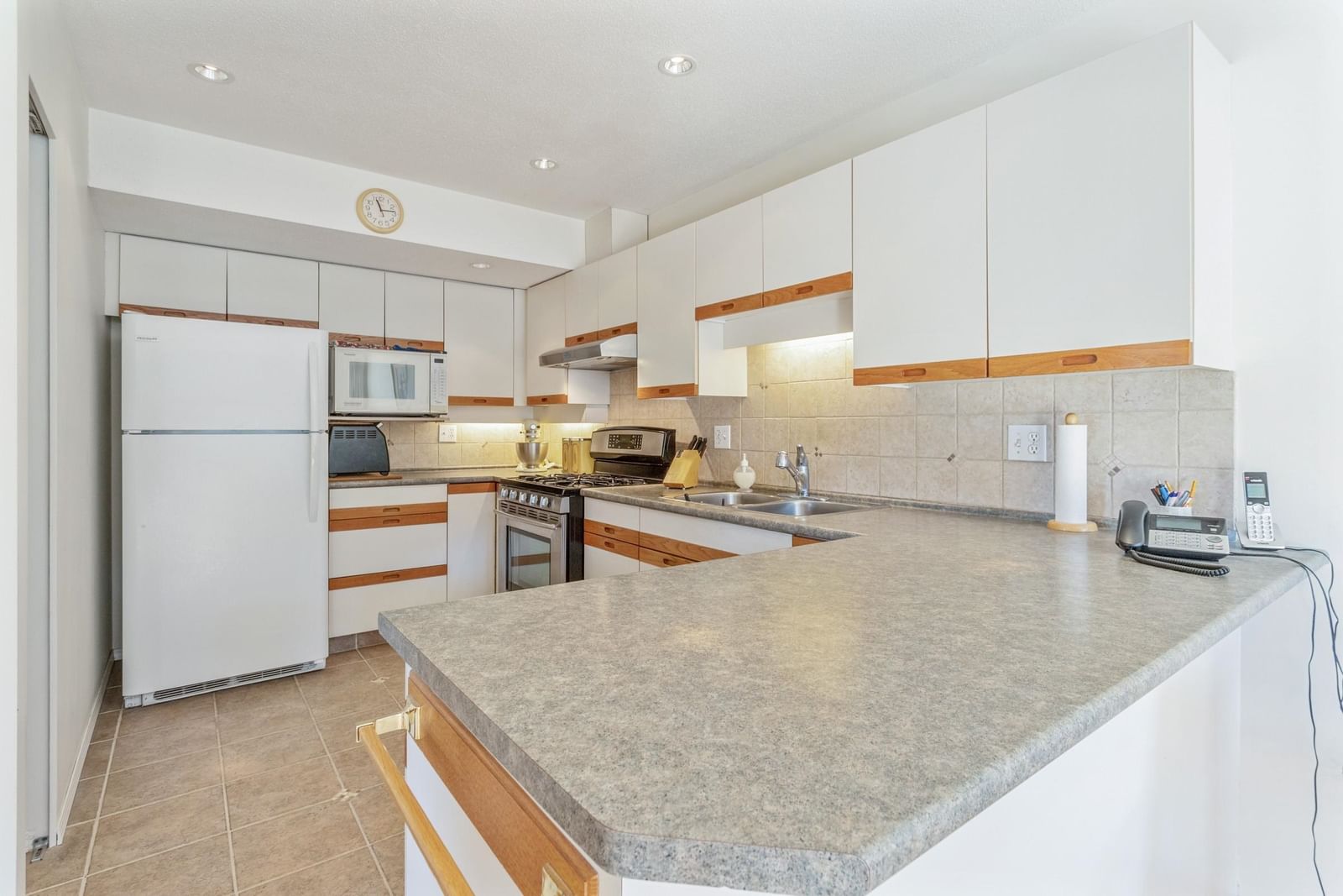 Listing Image 8