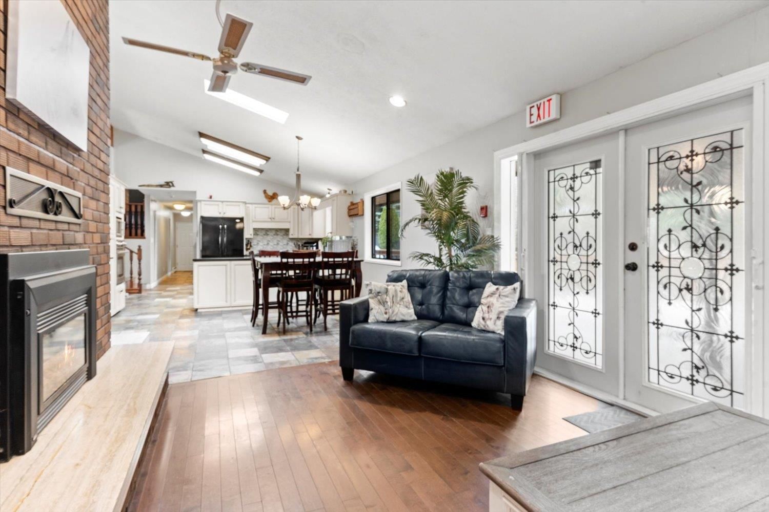Listing Image 12