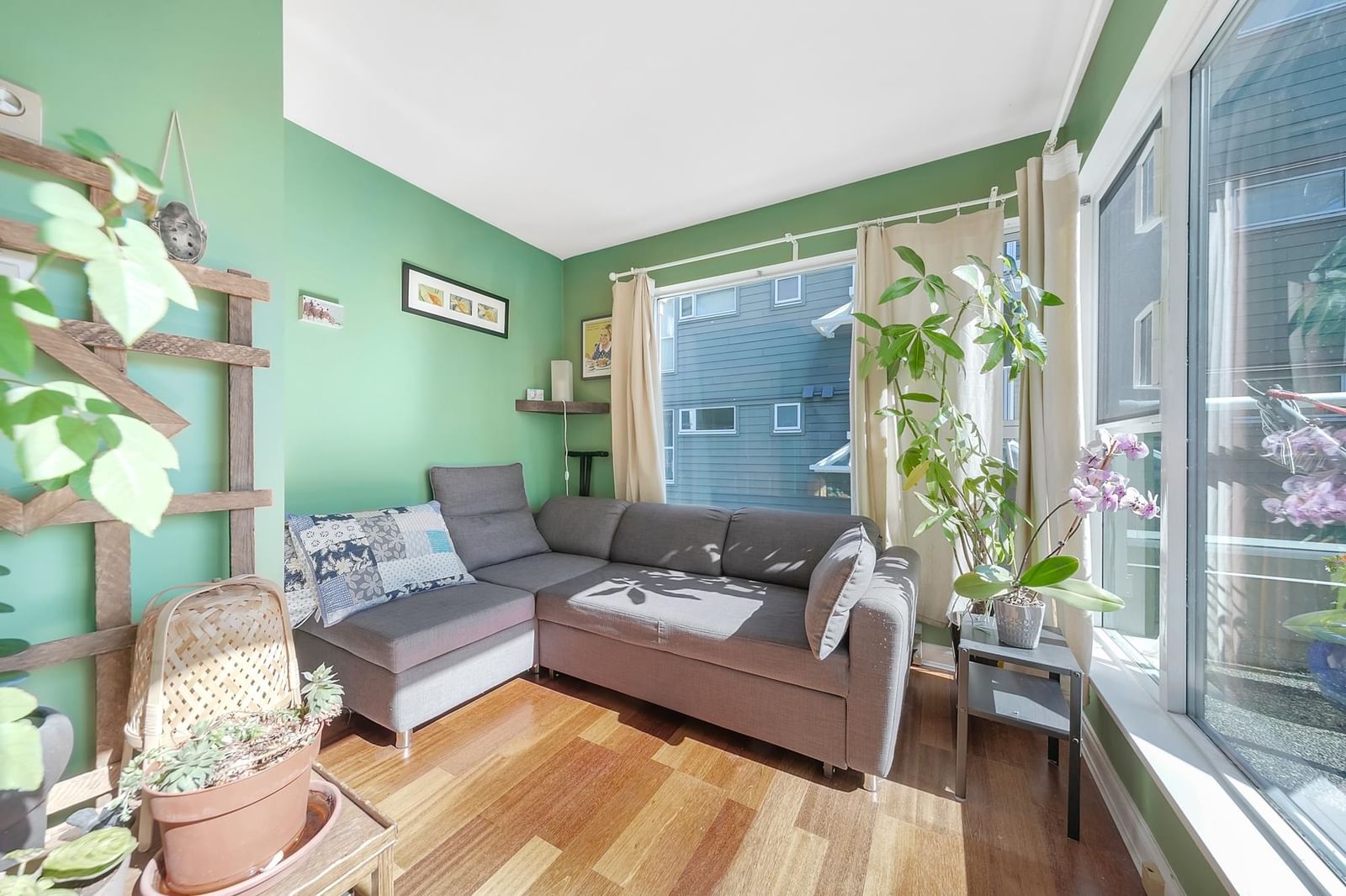 Listing Image 12