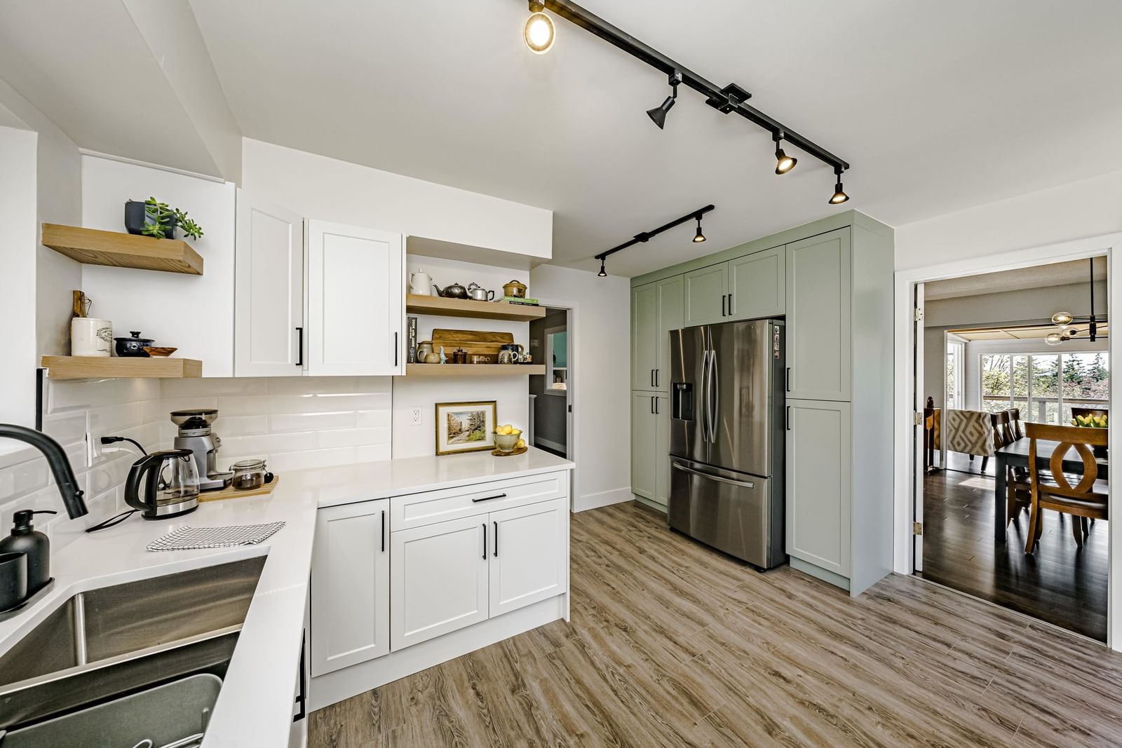 Listing Image 12