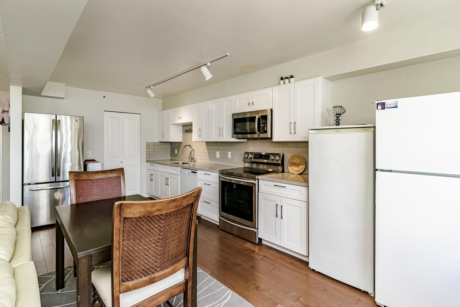 Listing Image 11