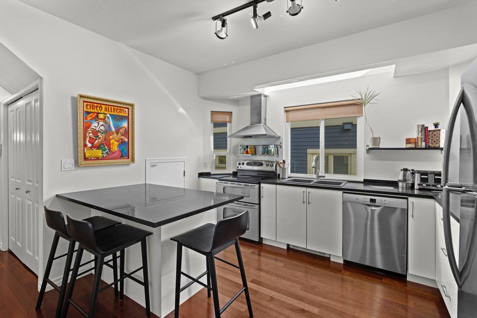 Listing Image 9