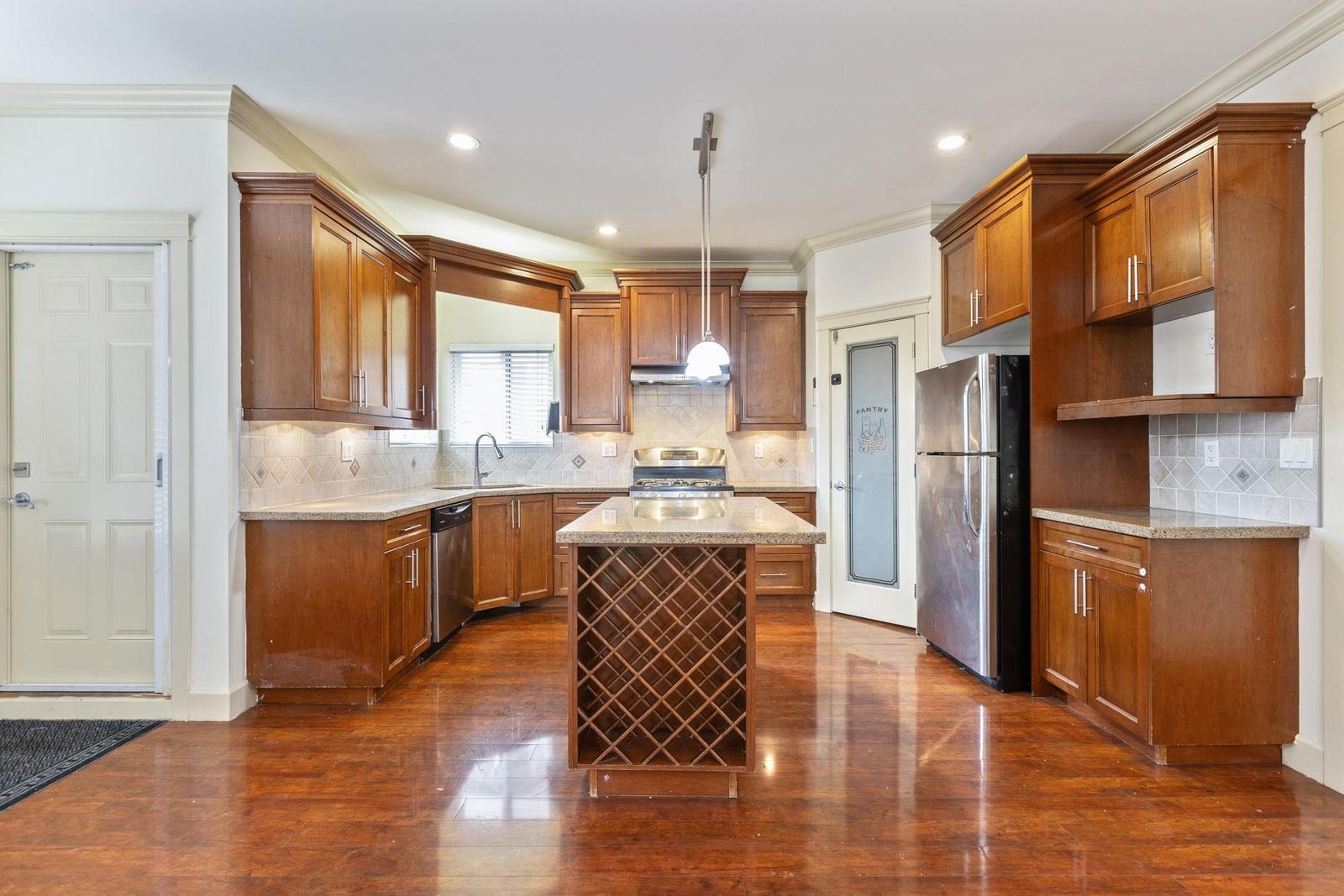 Listing Image 11