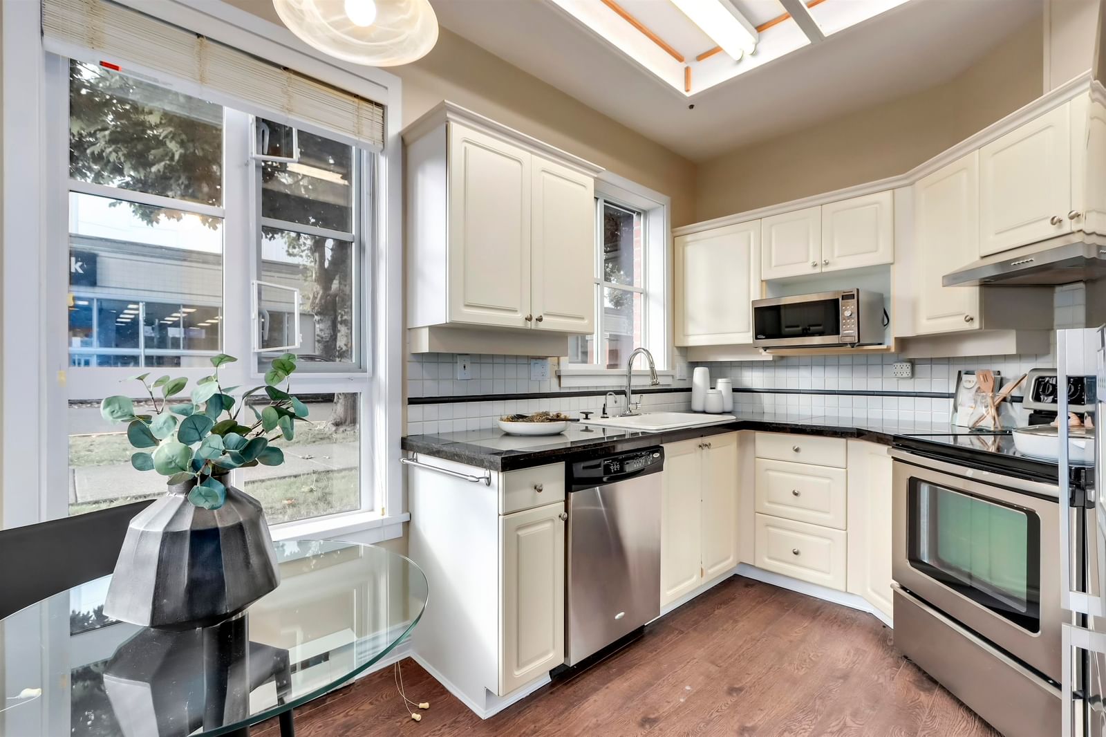 Listing Image 11