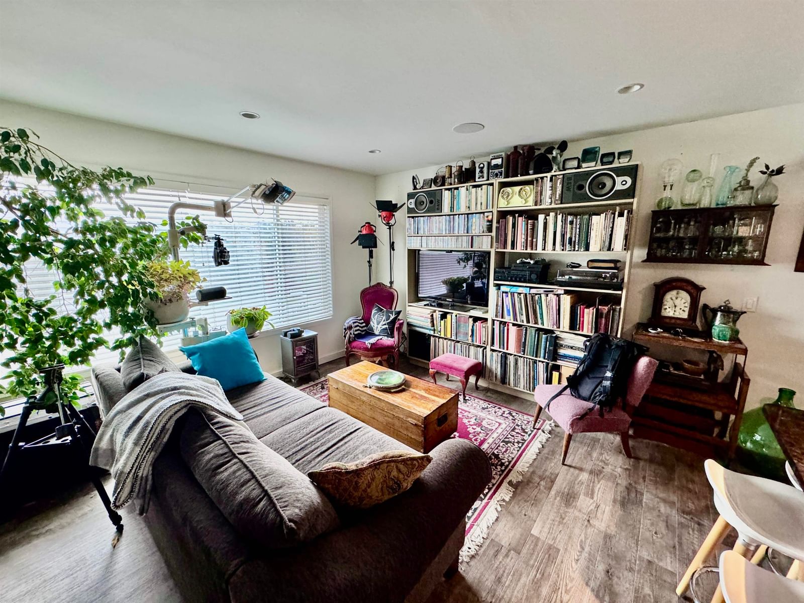 Listing Image 11