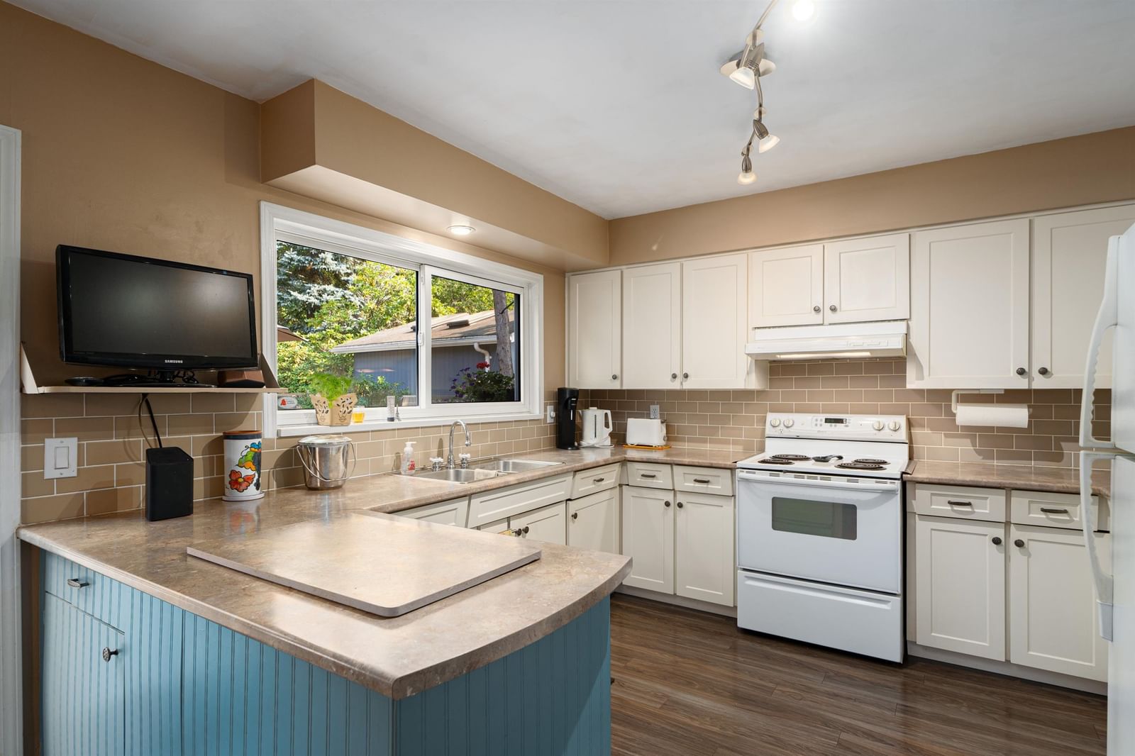 Listing Image 11