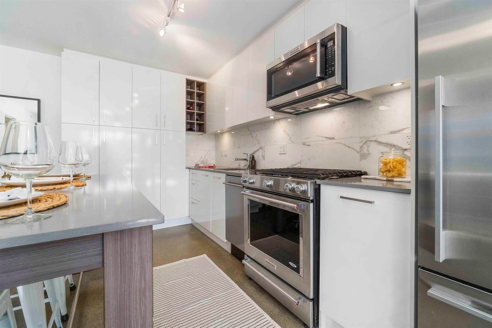 Listing Image 19