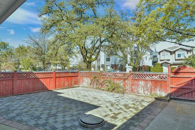 538 E 44th Avenue