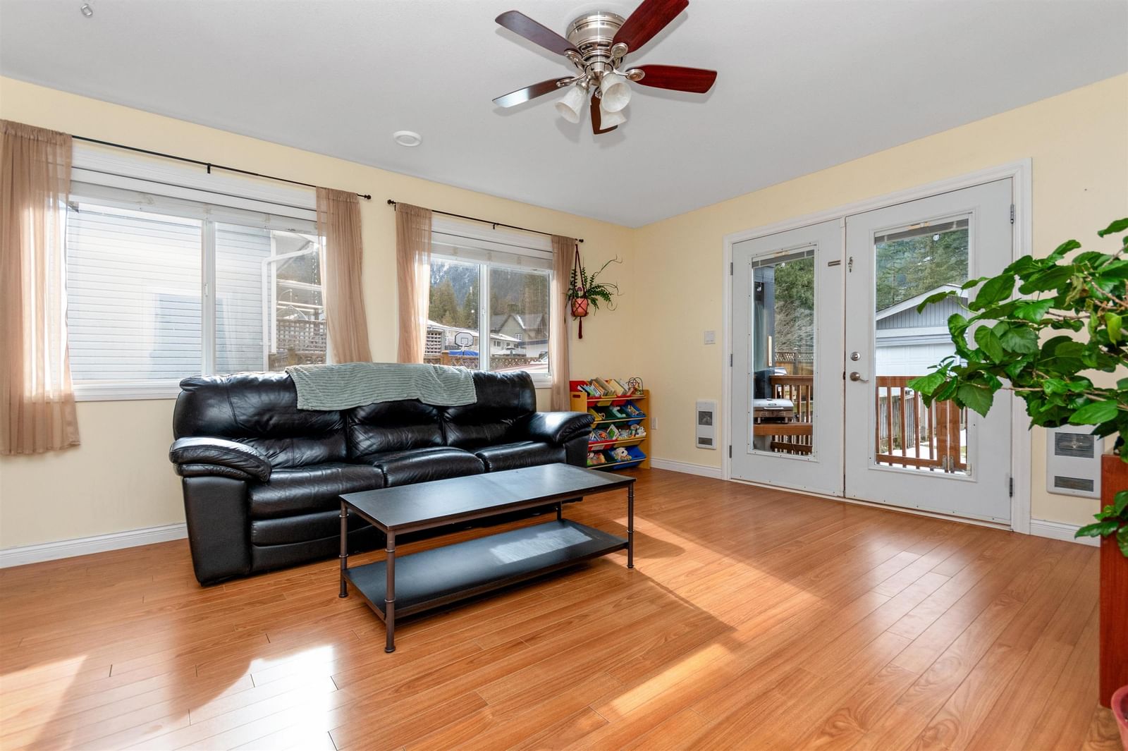 Listing Image 4