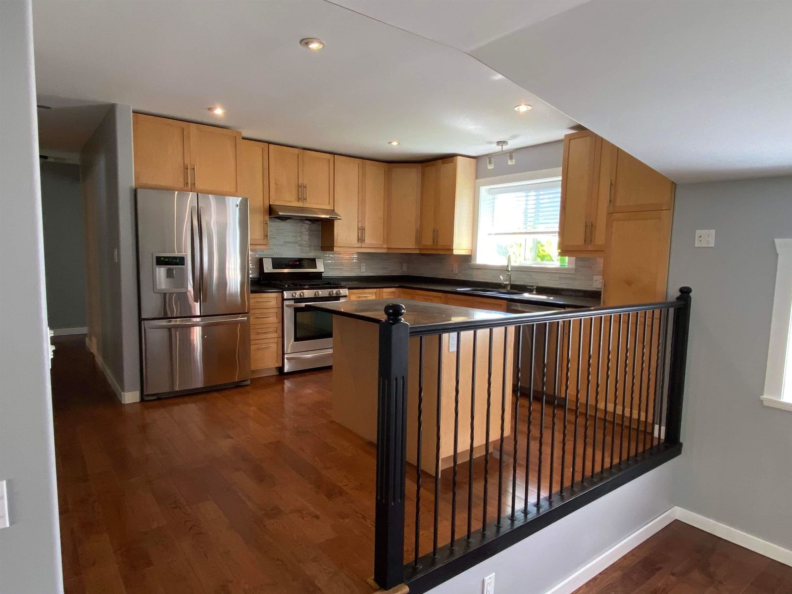 Listing Image 4