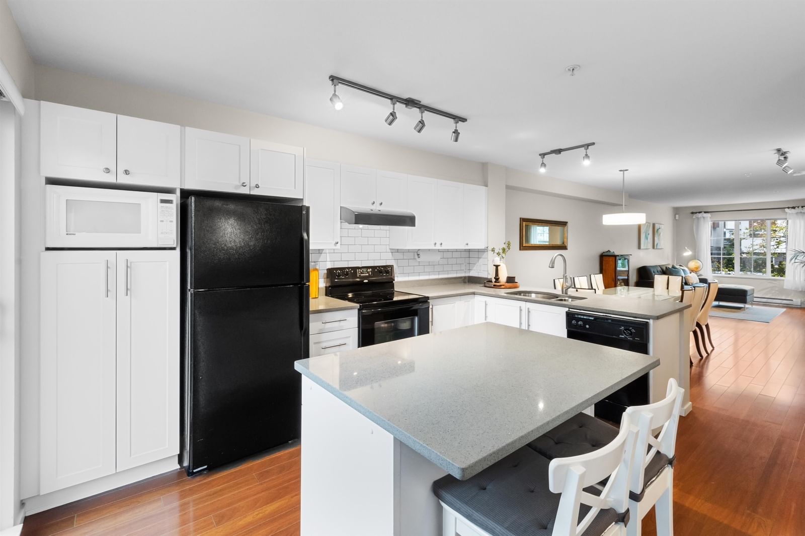 Listing Image 12