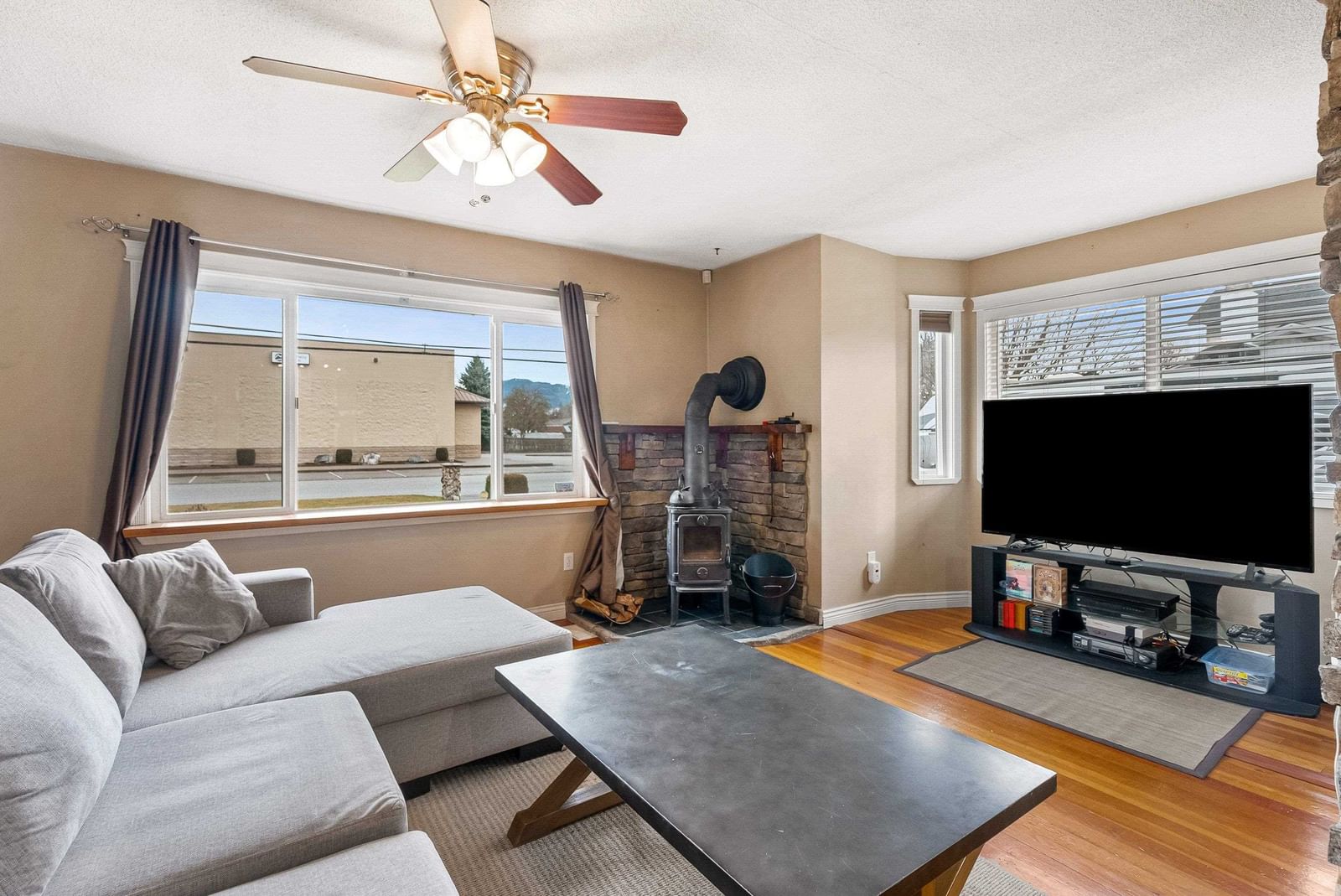 Listing Image 4
