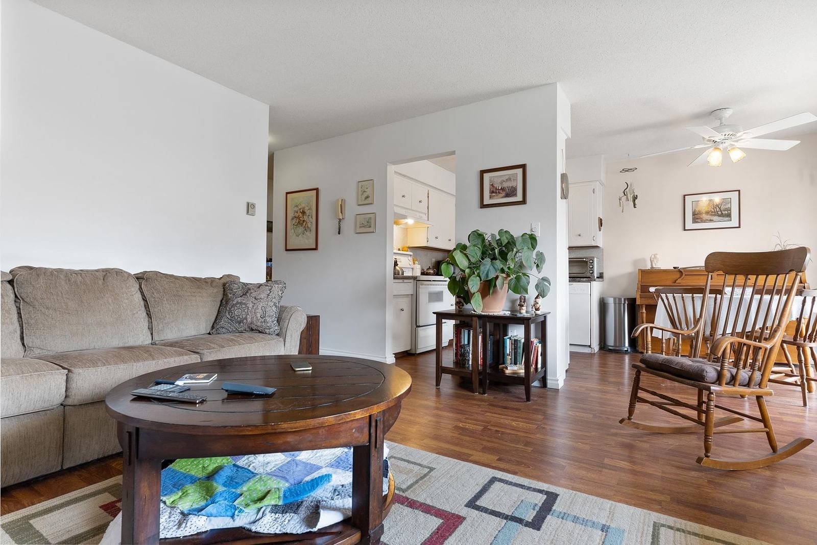 Listing Image 4