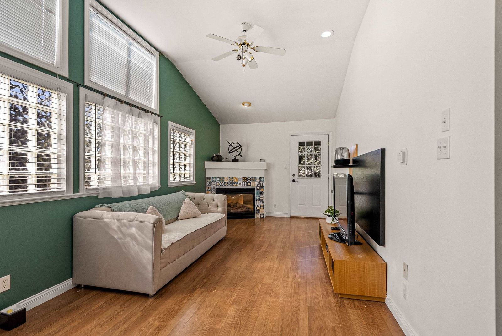 Listing Image 14