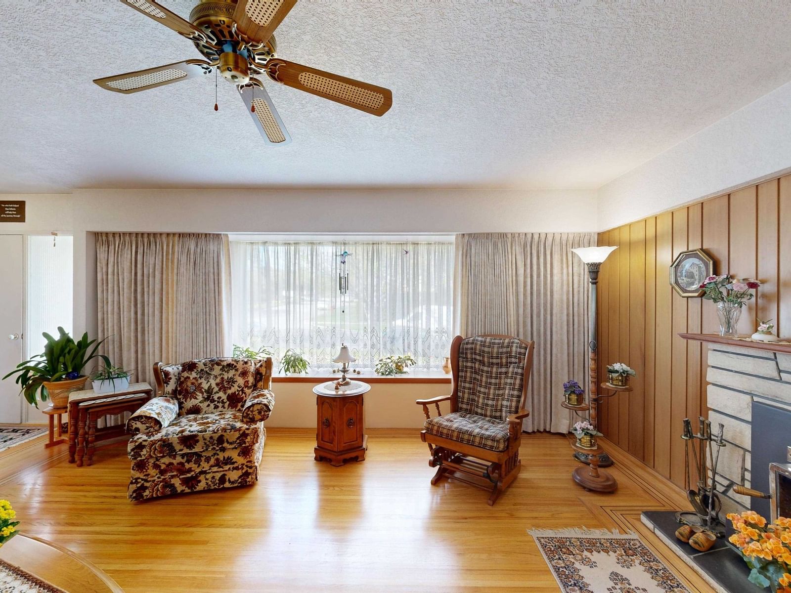 Listing Image 4