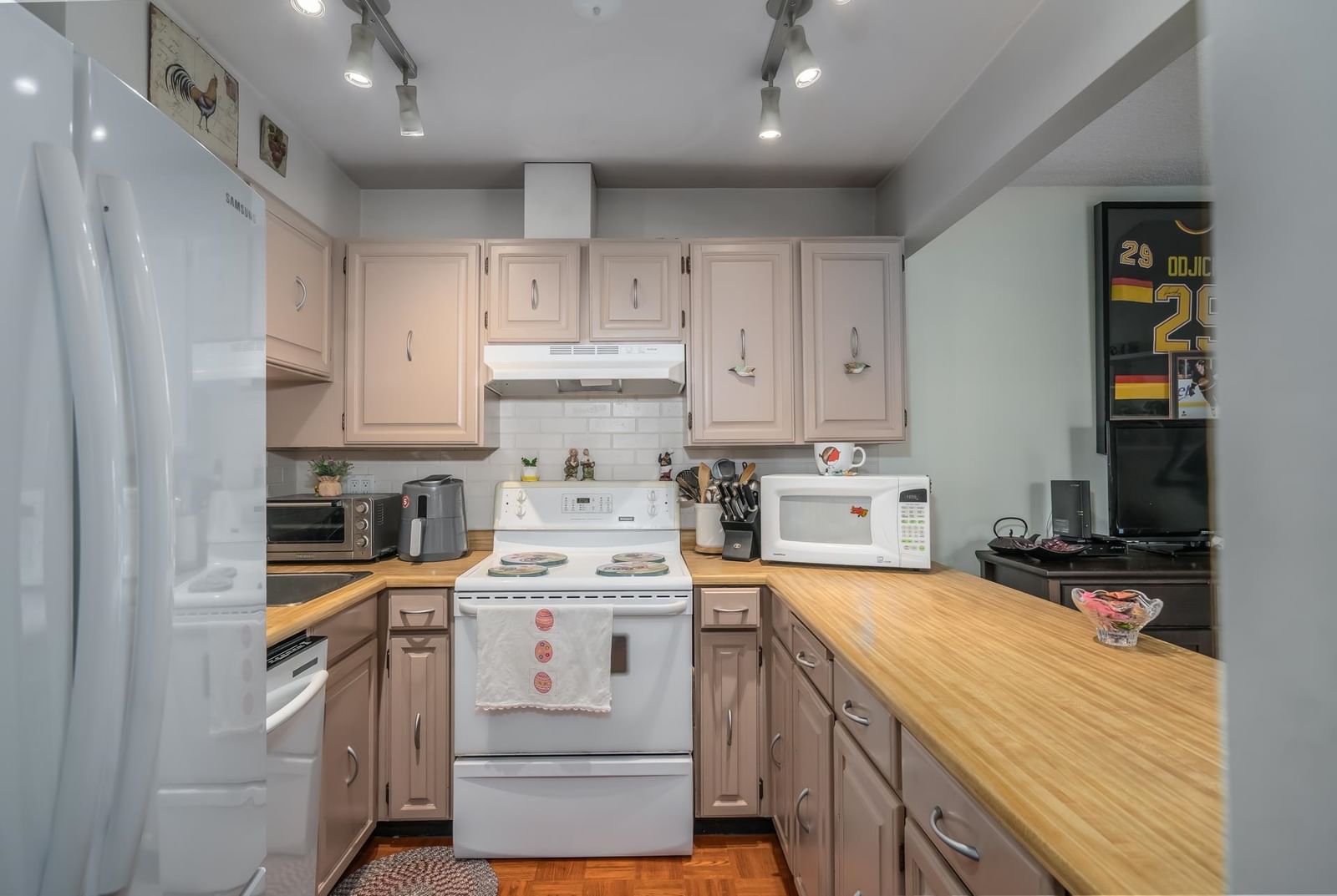 Listing Image 10