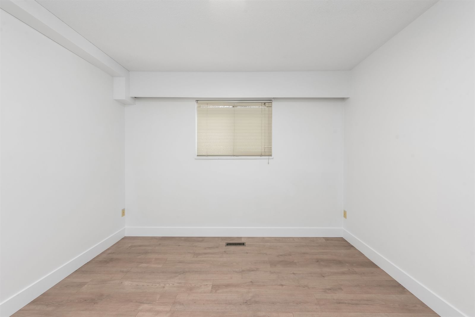 Listing Image 24