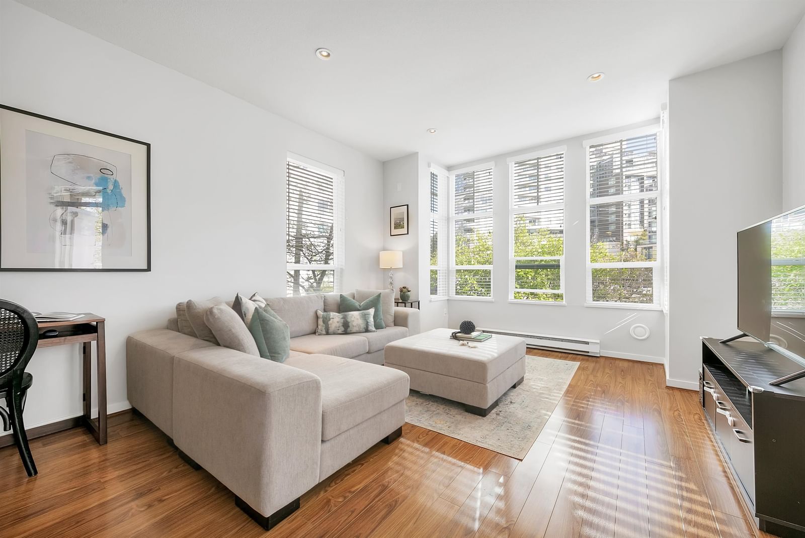 Listing Image 11