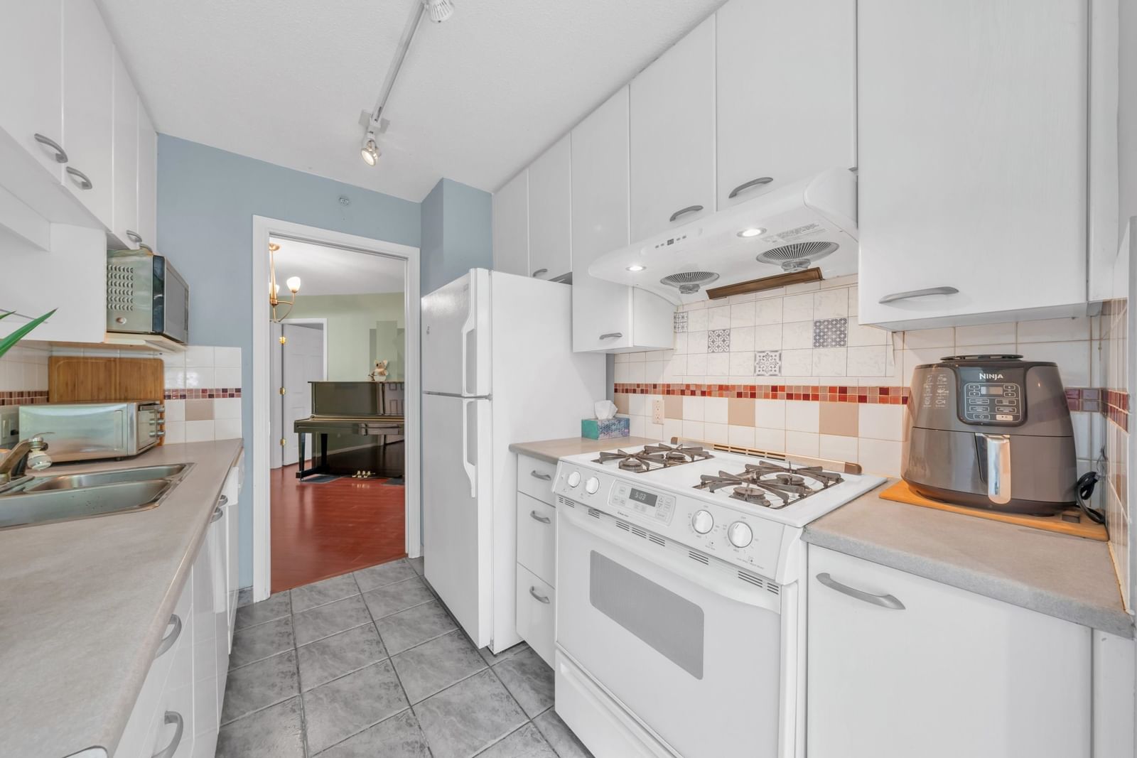 Listing Image 9