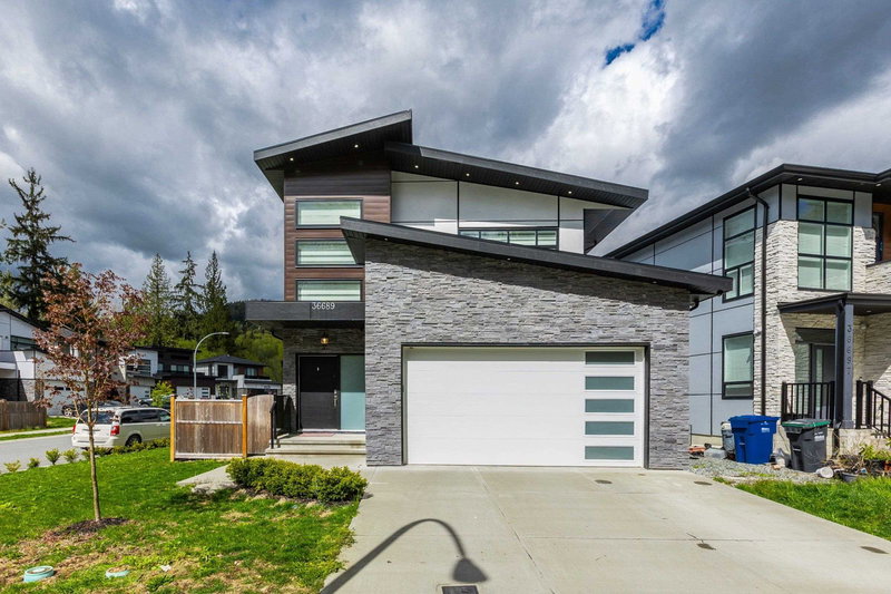 36689 Dianne Brook Avenue, Abbotsford, V3G 0H4 | Image 2