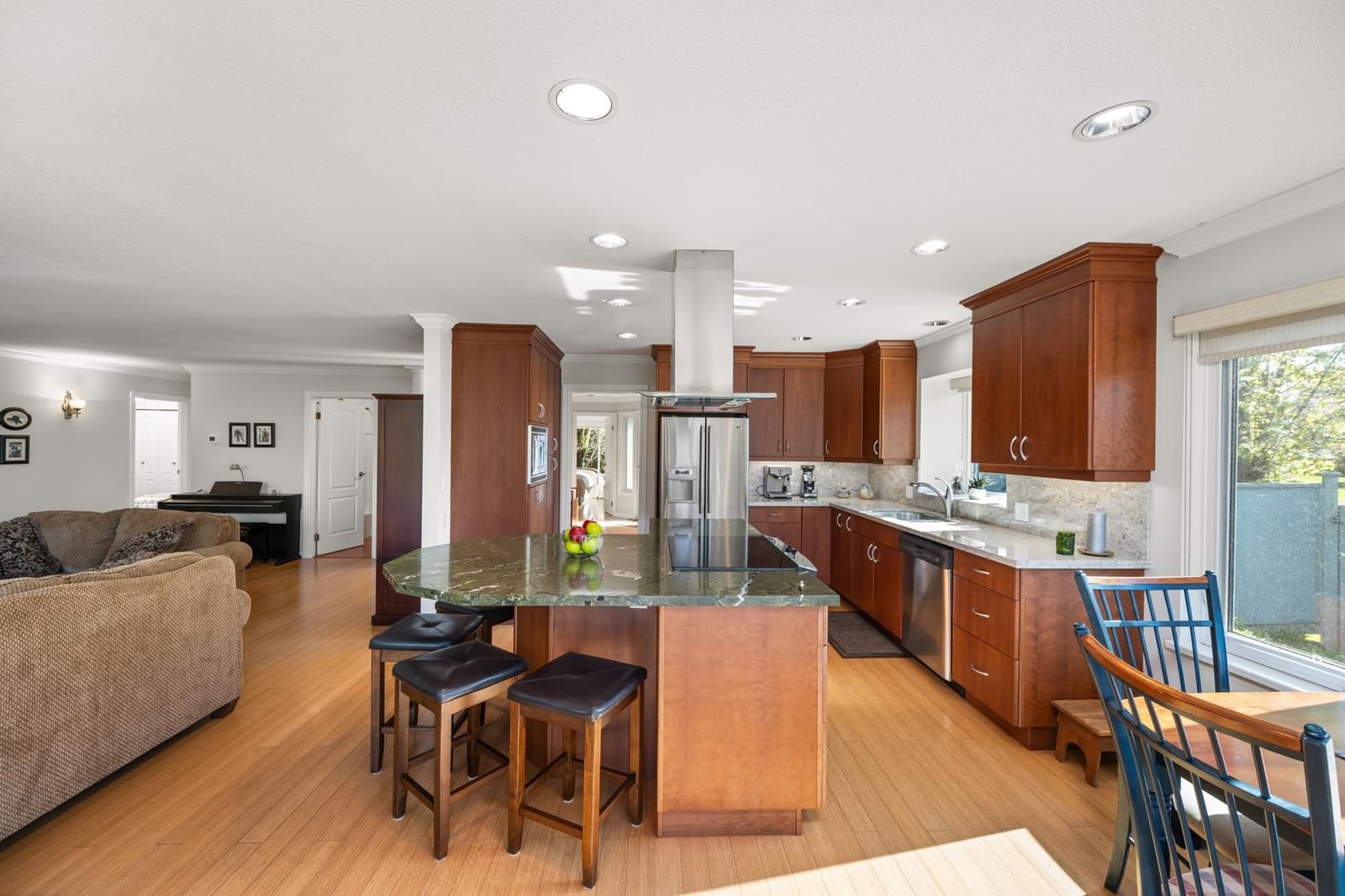 Listing Image 11