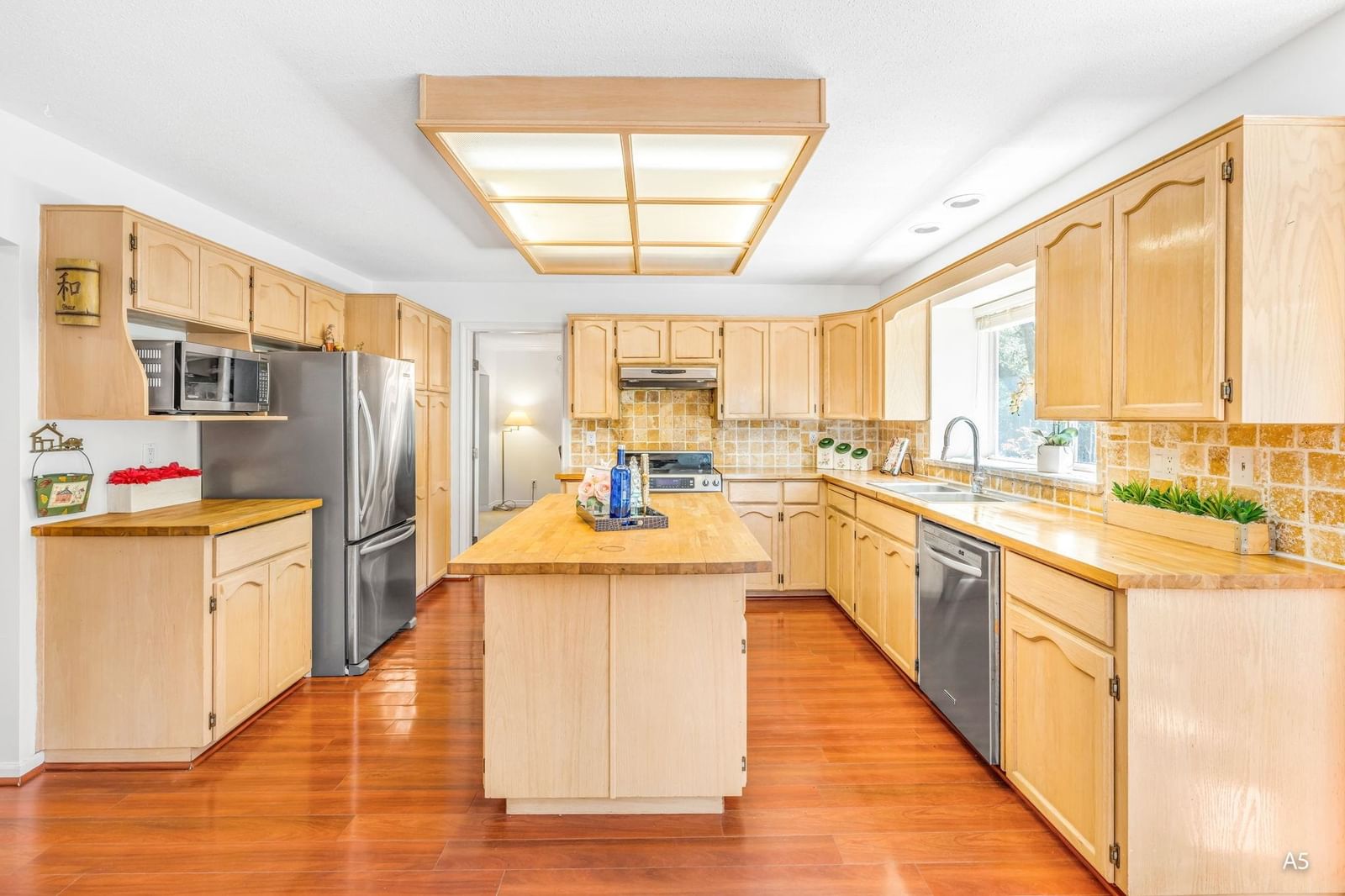 Listing Image 10
