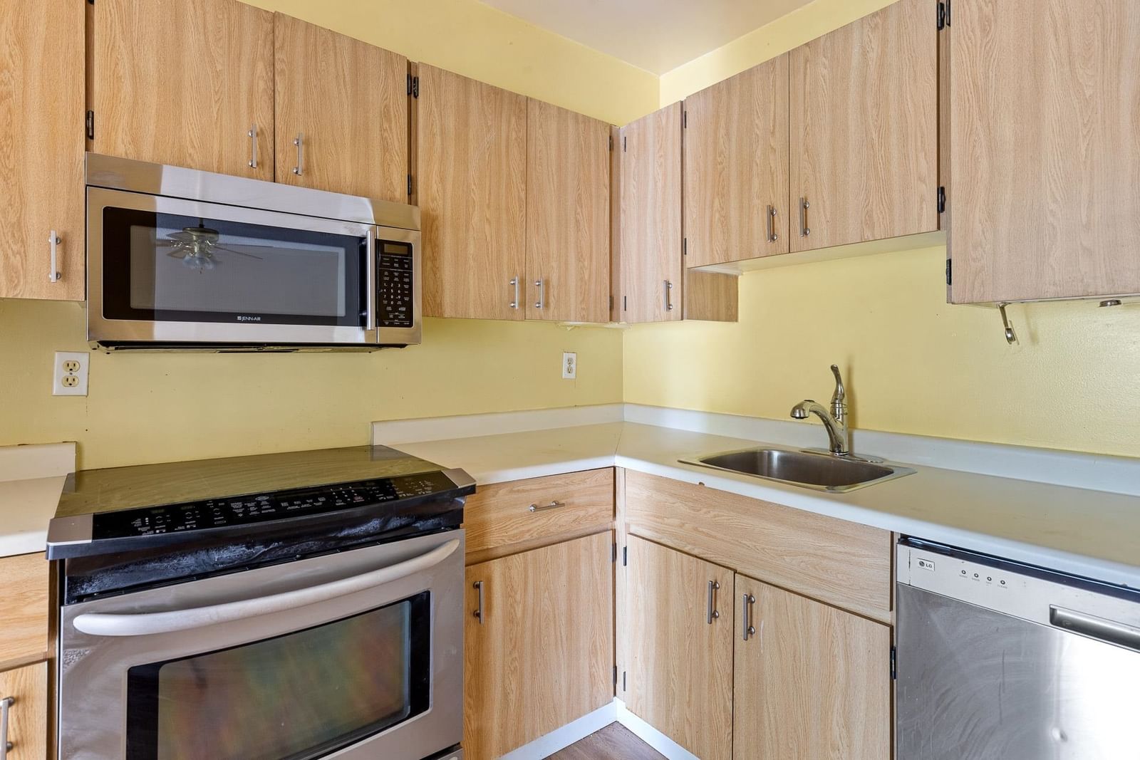 Listing Image 11