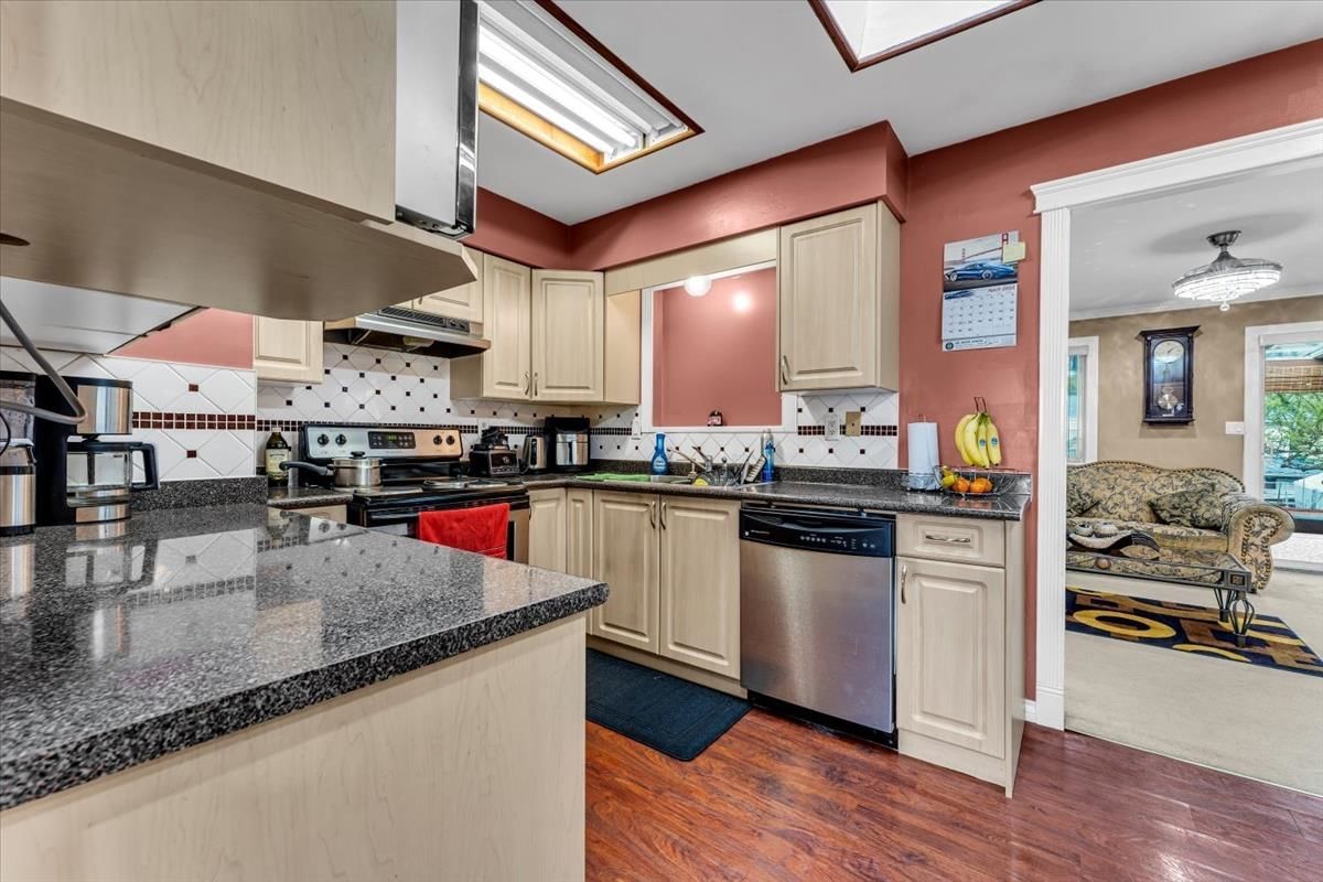 Listing Image 9