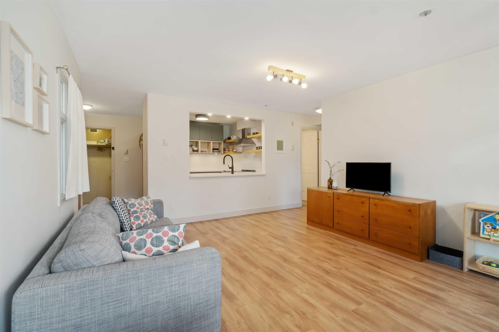Listing Image 5