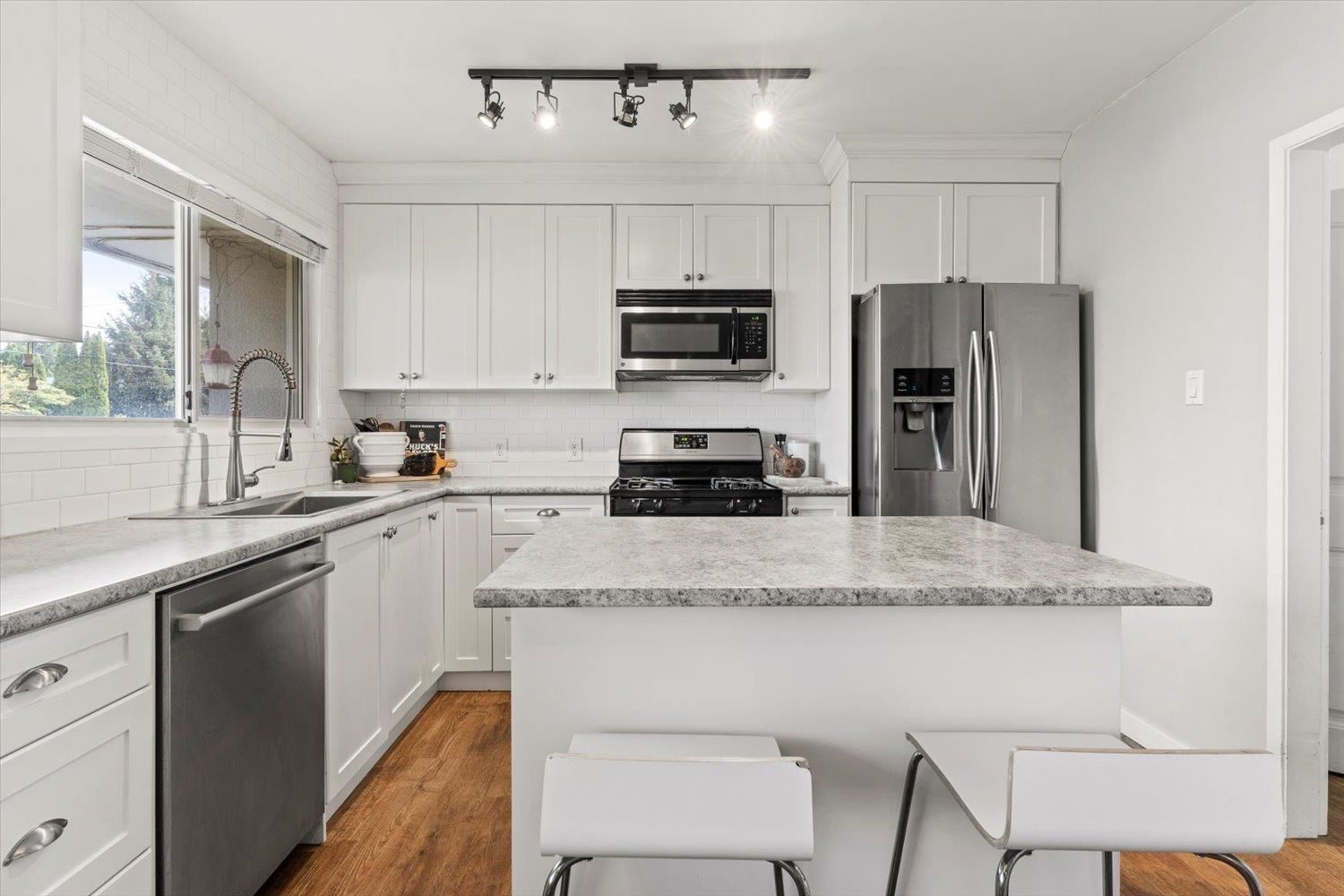 Listing Image 11