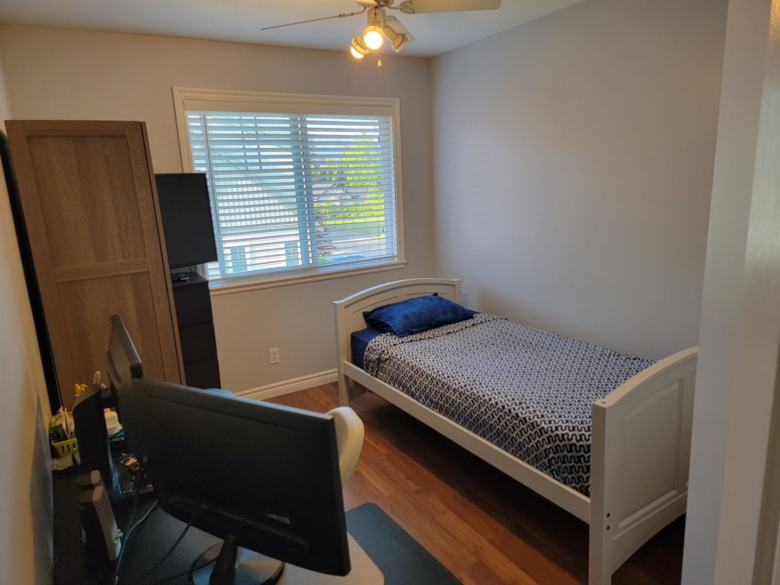 Listing Image 8