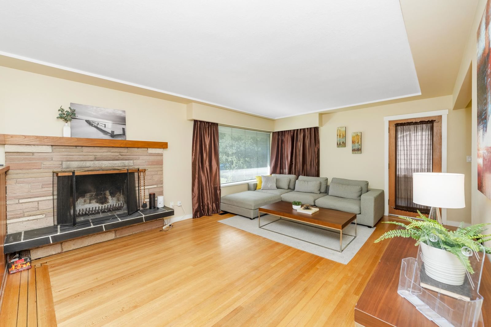 Listing Image 4