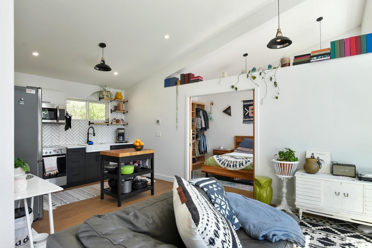 Listing Image 12