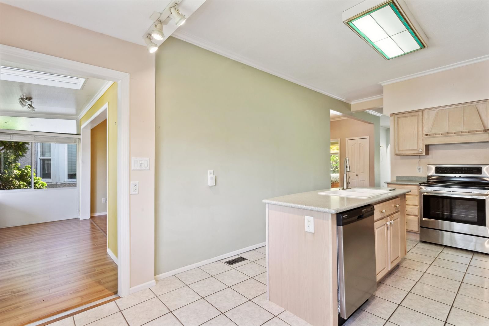 Listing Image 8