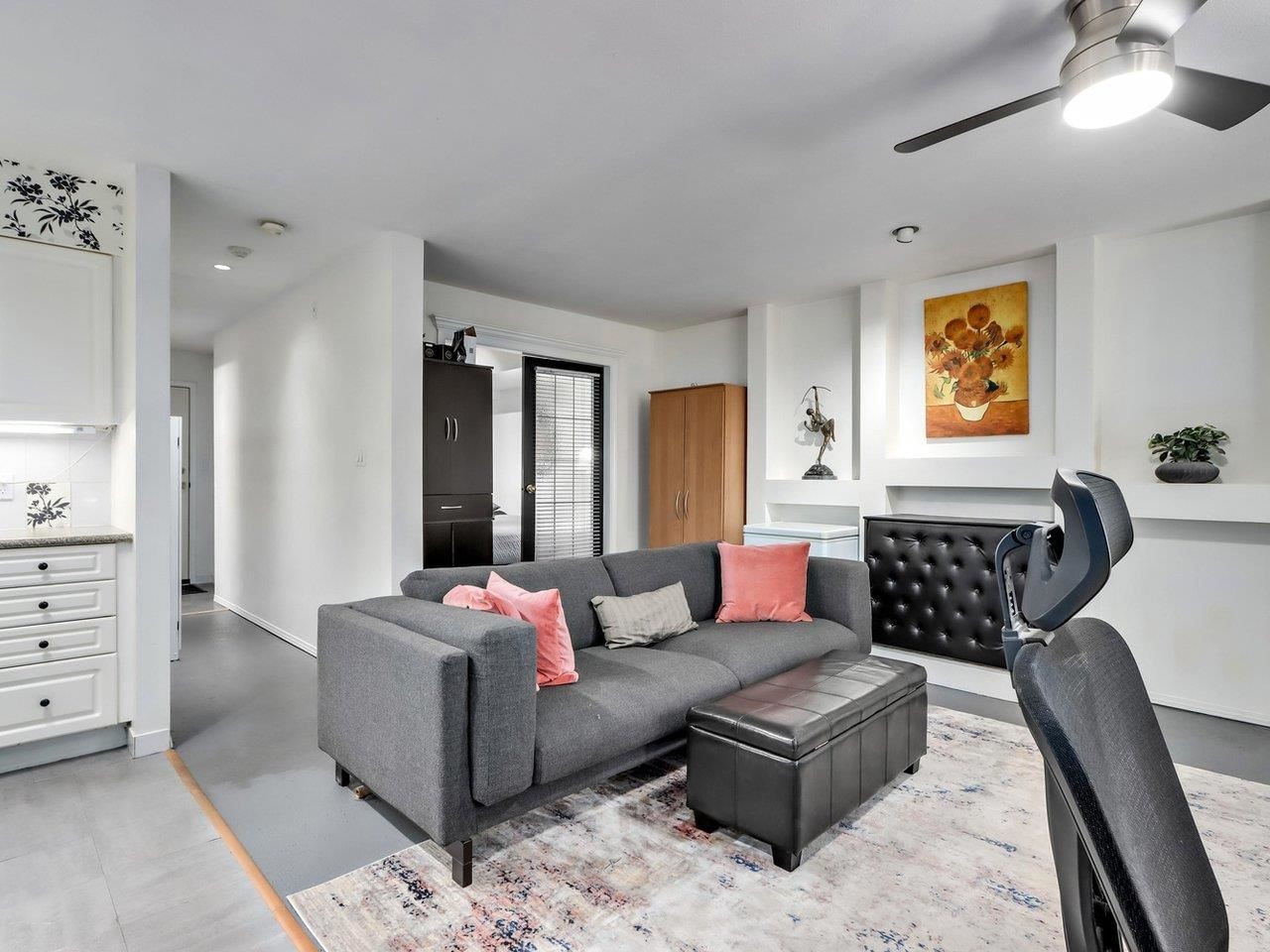 Listing Image 4