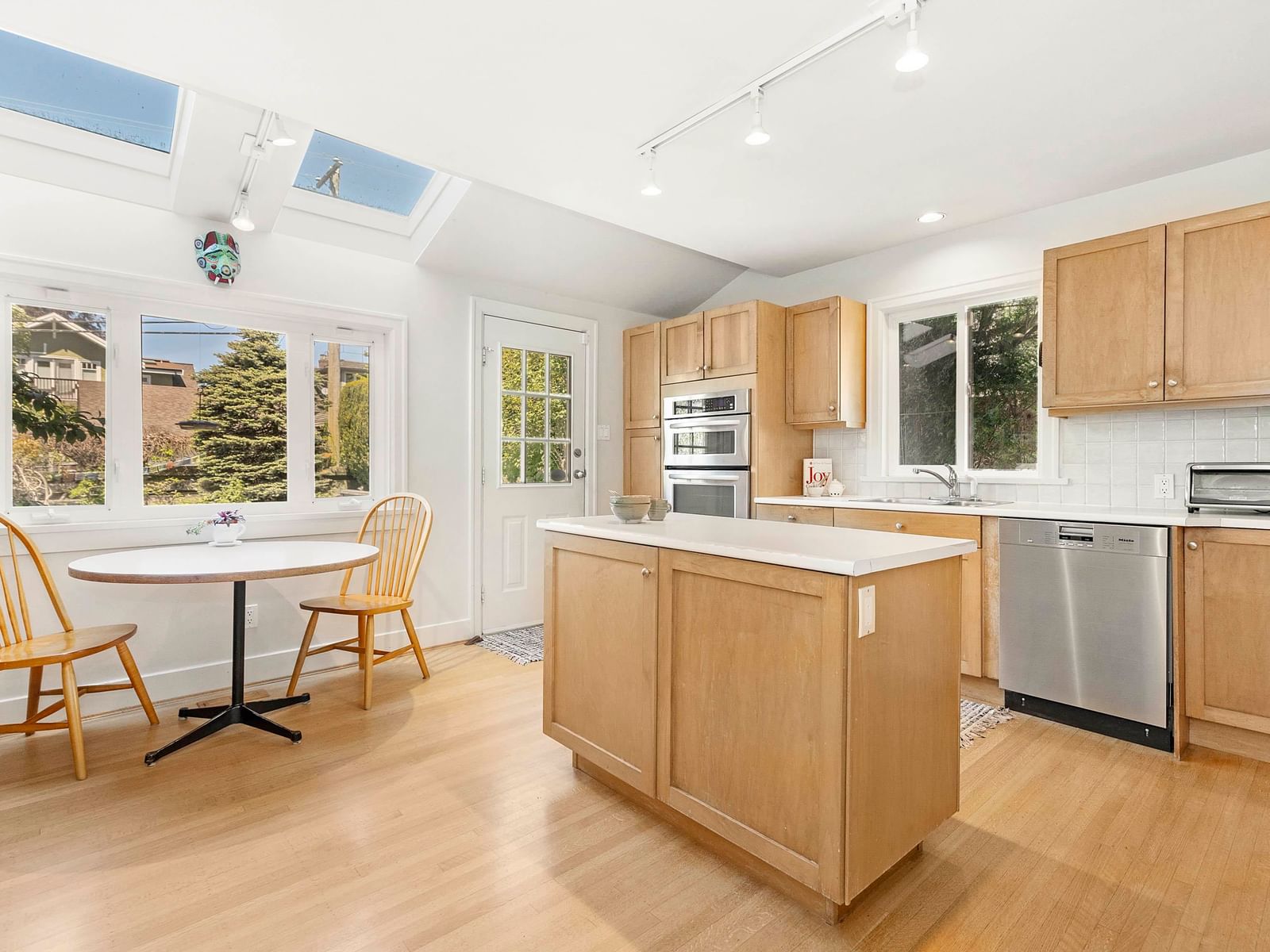Listing Image 12