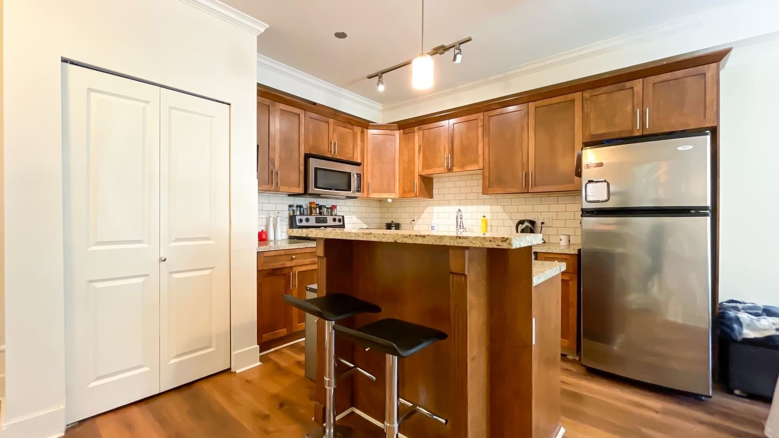 Listing Image 8