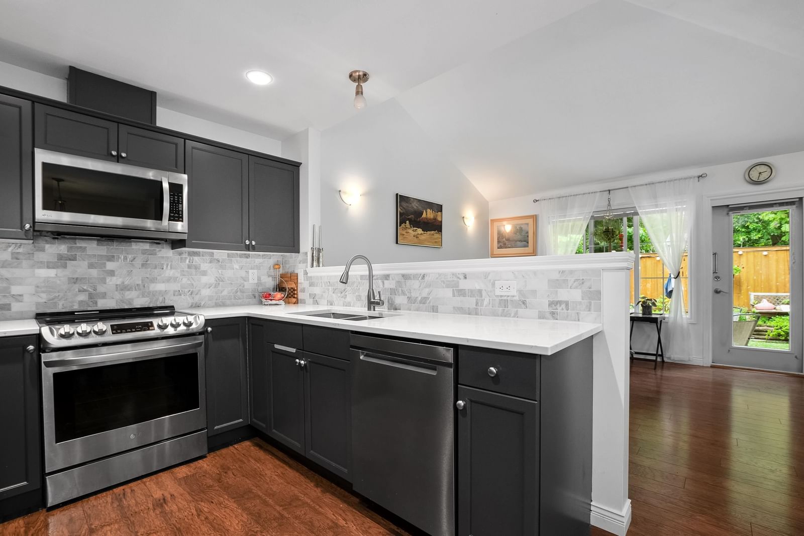 Listing Image 10