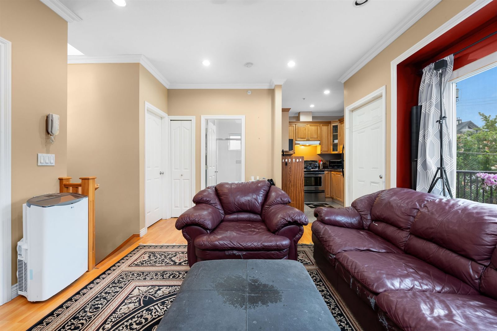 Listing Image 4
