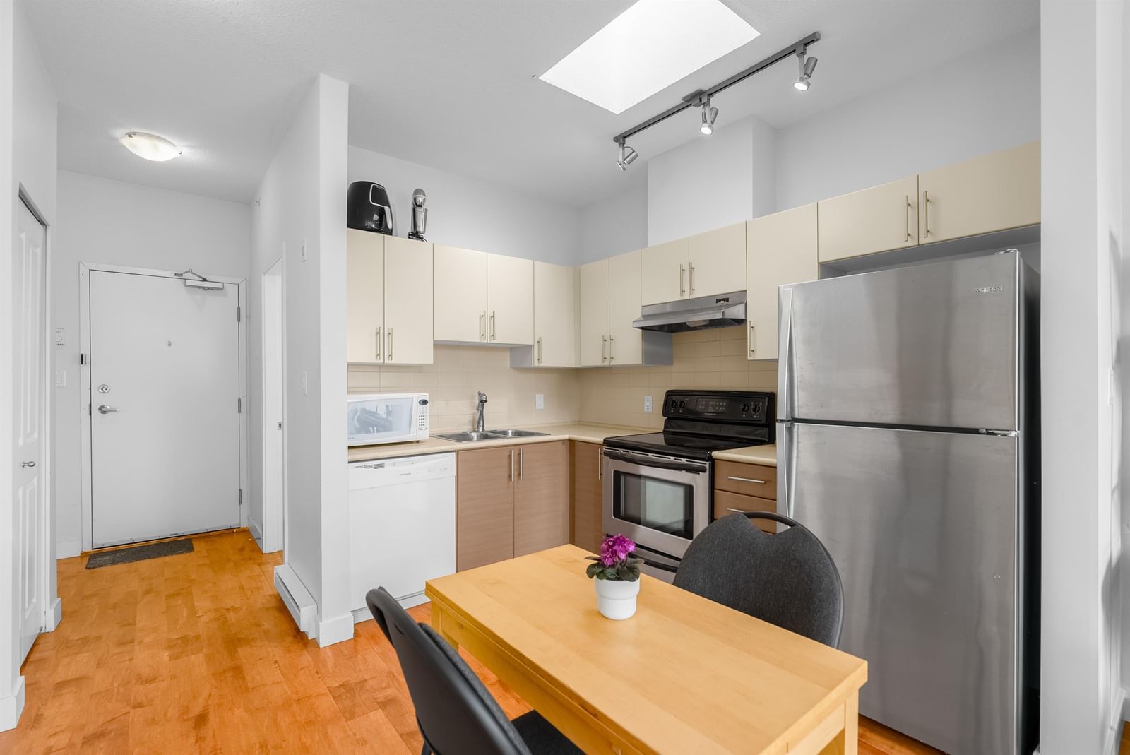 Listing Image 8