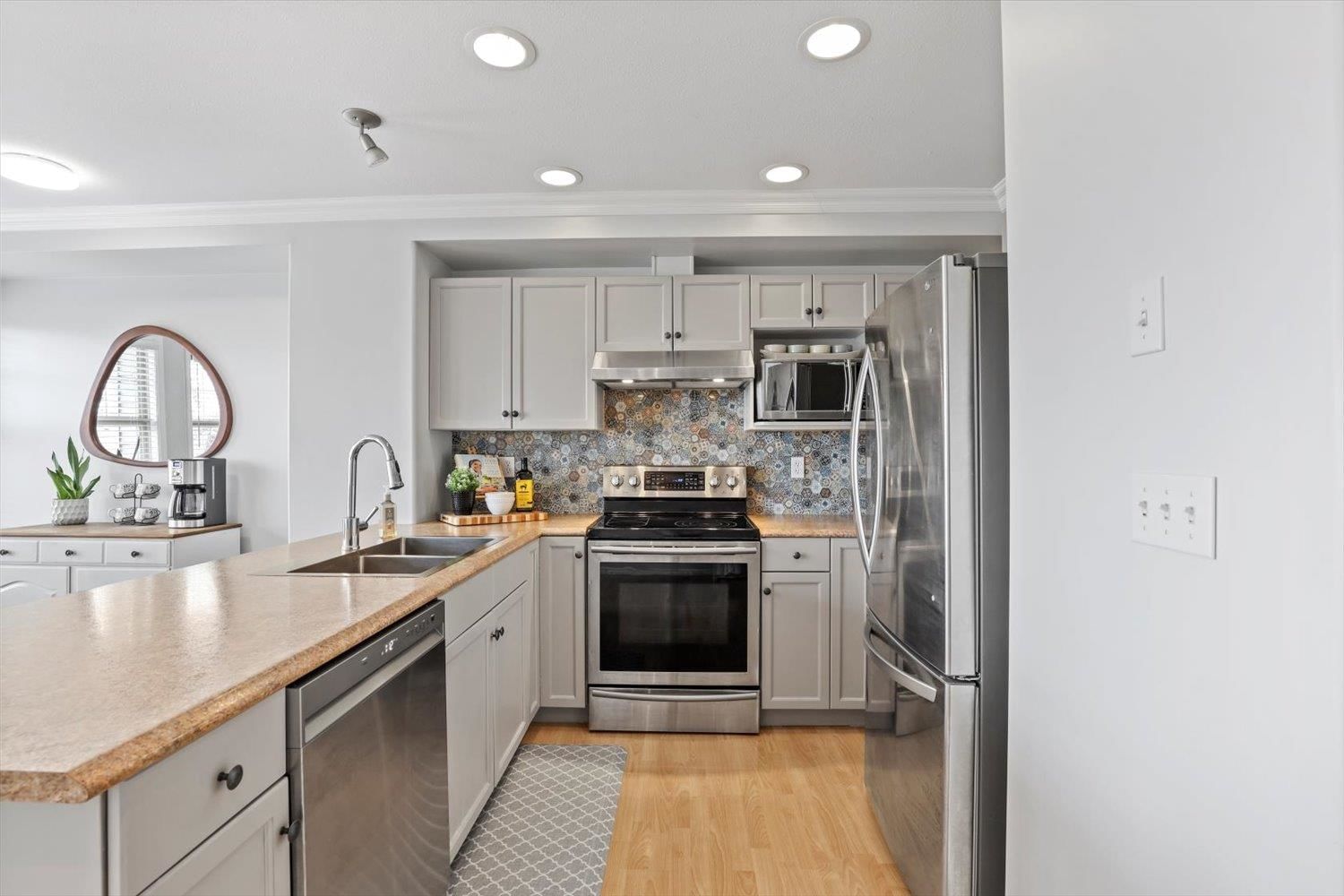 Listing Image 8