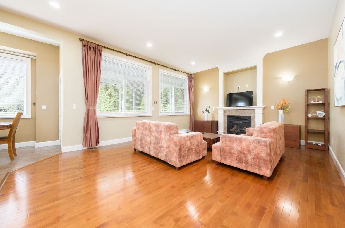 Listing Image 4