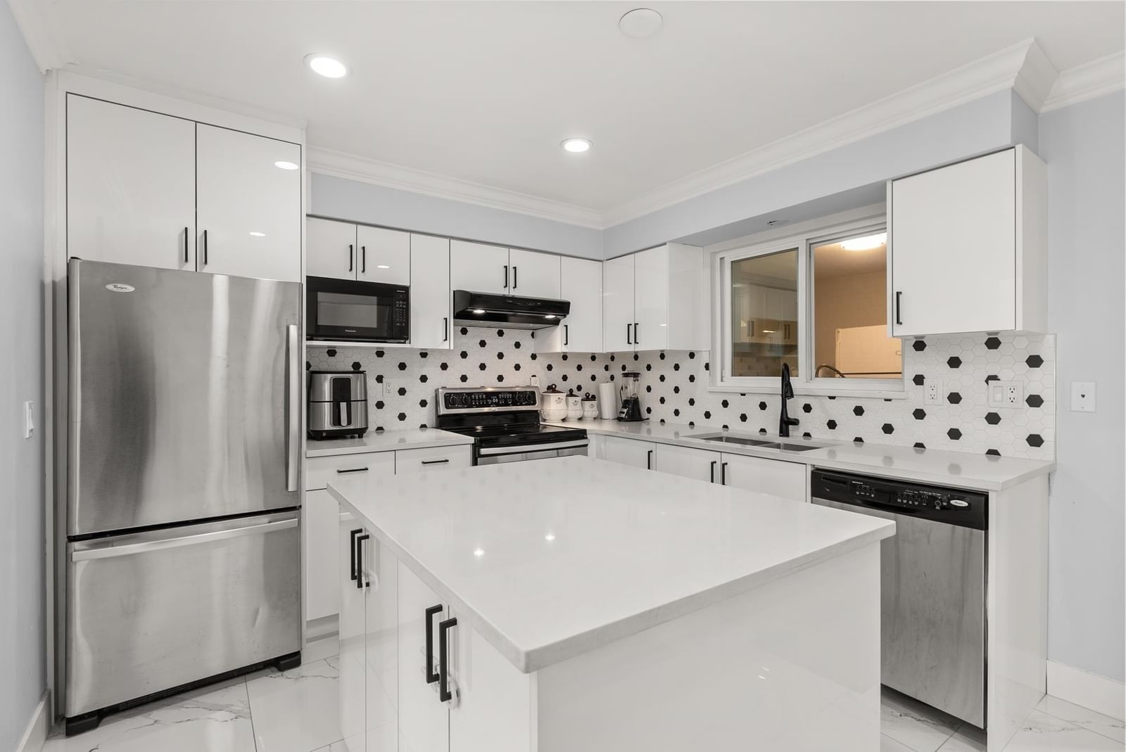 Listing Image 10