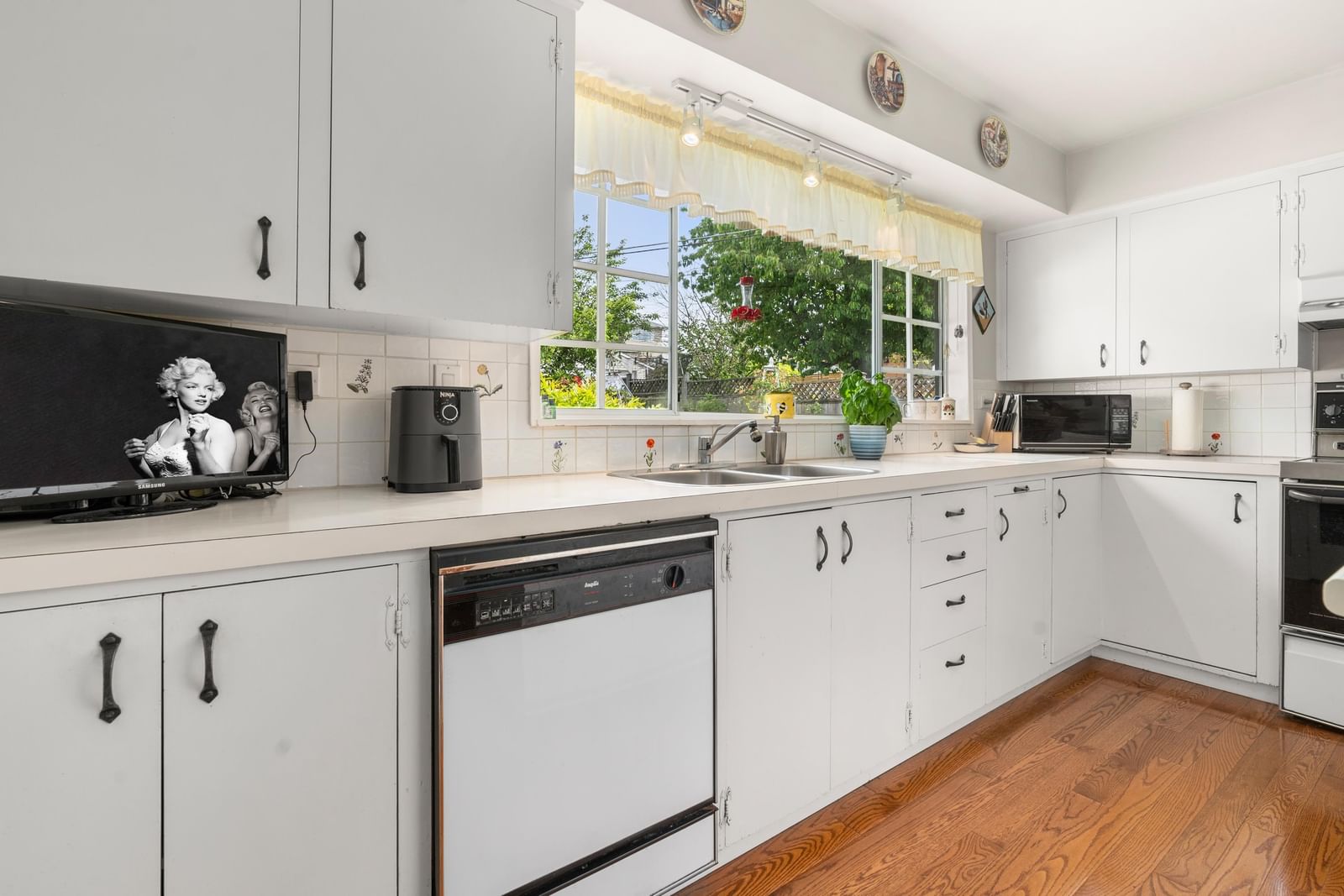 Listing Image 15