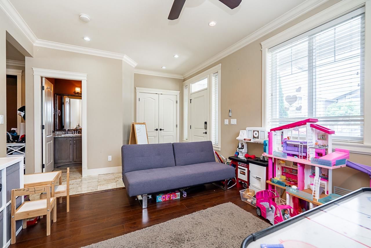 Listing Image 5