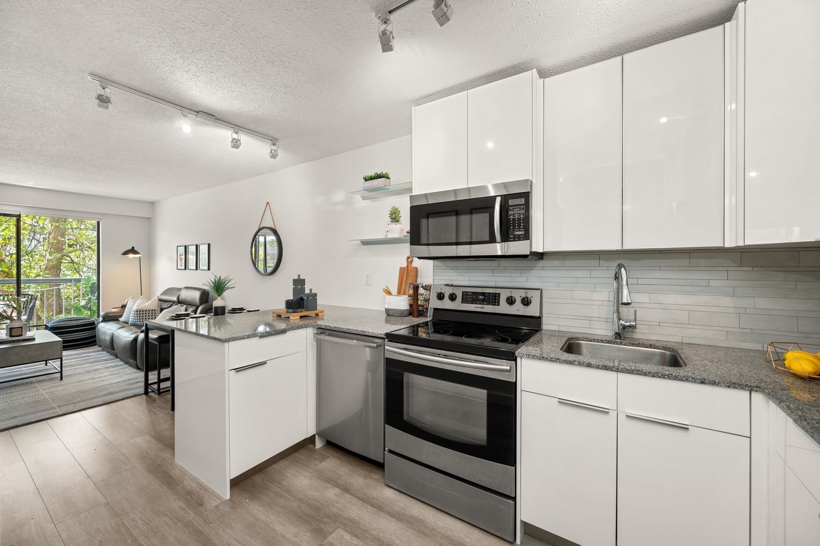 Listing Image 10