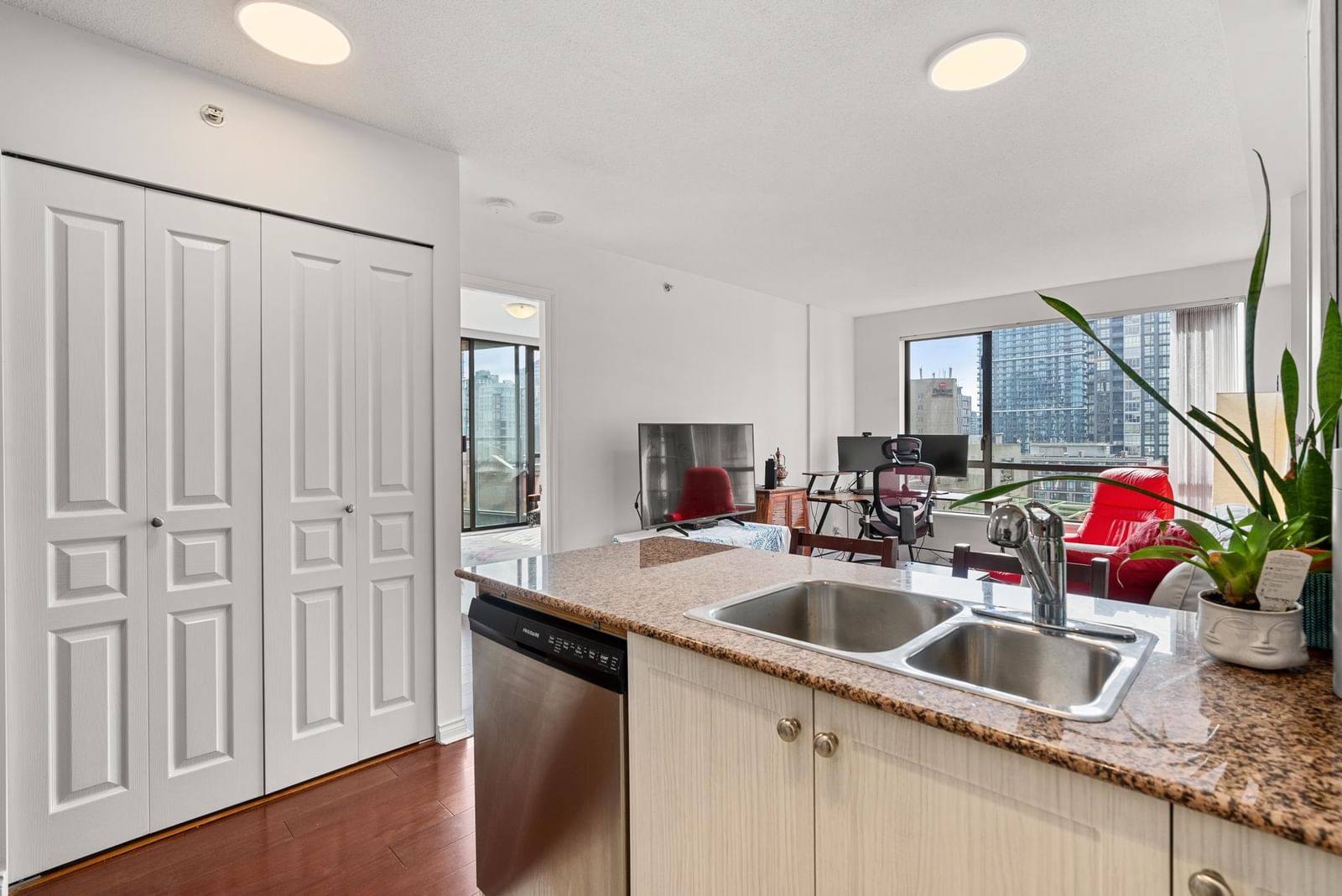 Listing Image 11