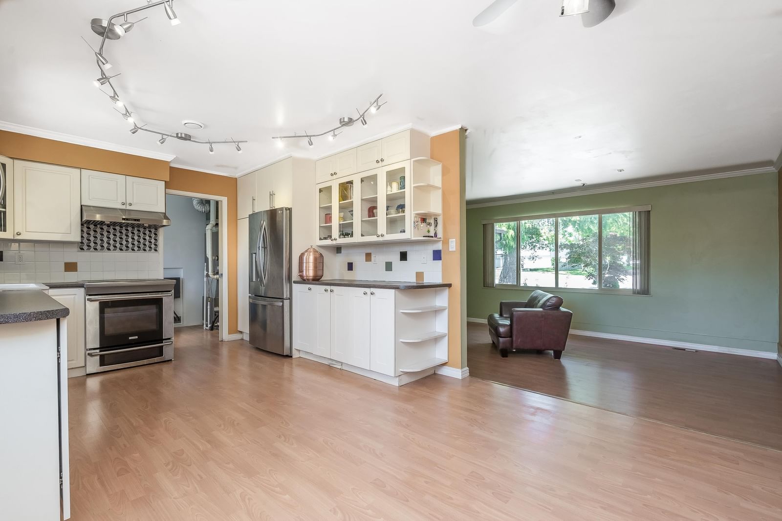 Listing Image 8