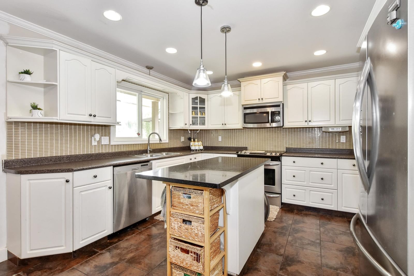 Listing Image 10